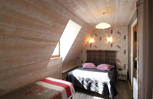 Ladinhac Cottage | Charmante maison de campagne avec terrasse, cheminée et jardin, animaux acceptés, près des monts du Cantal.