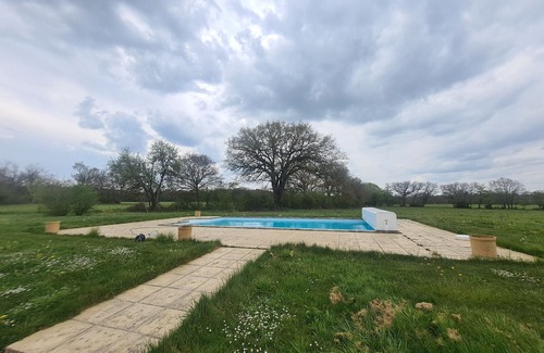 Belabre Cottage | Maison de vacances avec piscine partagée dans le Parc de la Brenne, linge et ménage inclus
