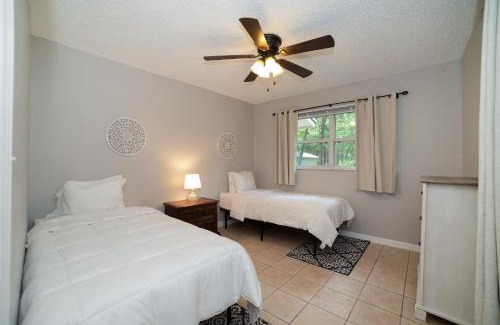 Fellowship Maison | Charming Cottage With Pool Table 15 Min From WEC
