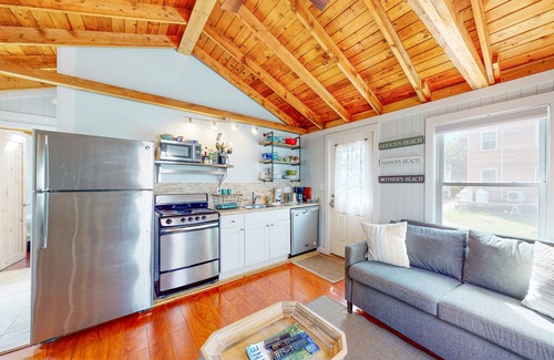 Kennebunk Cottage | Charmante maison de campagne acceptant les chiens, baignoire à jets, piscine commune et bain à remous!