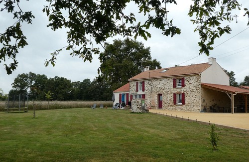 La Roche-sur-Yon Cottage | Maison rénovée en pleine campagne avec terrain, terrasse et équipements familiaux