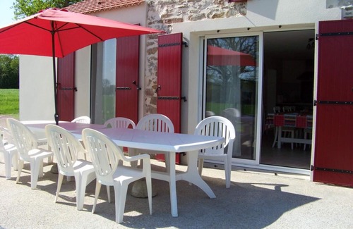 La Roche-sur-Yon Cottage | Maison rénovée en pleine campagne avec terrain, terrasse et équipements familiaux