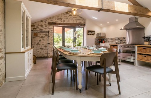 Chateau-Thebaud Cottage | Élégant Gîte Rural avec Piscine Intérieure Chauffée près de Nantes