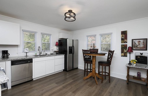 Dallas Maison | Charming Country Cottage Retreat - Walking distance to Downtown