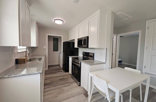 Leon Junction Maison | Charming Country Cottage on 1 acre in the City. 2-bdrm 1 ba