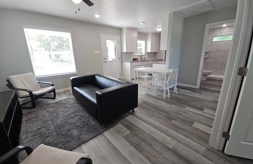 Leon Junction Maison | Charming Country Cottage on 1 acre in the City. 2-bdrm 1 ba