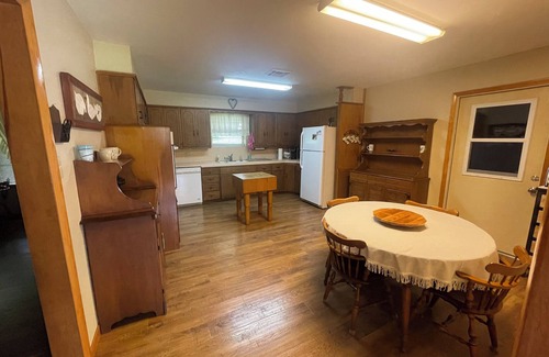 Elgin Maison | Charming country home with WiFi, AC in marvelous Elgin