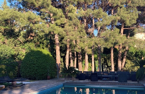 14th Arrondissement Maison | Bastide de charme dans parc arboré. Un air de campagne dans la ville!