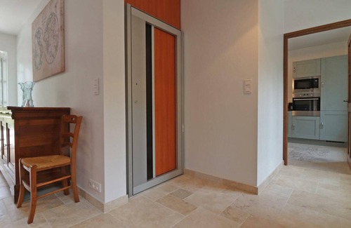 Bizou Cottage | Casa con torre, terraza, jardín y estanque en el corazón del campo parisino