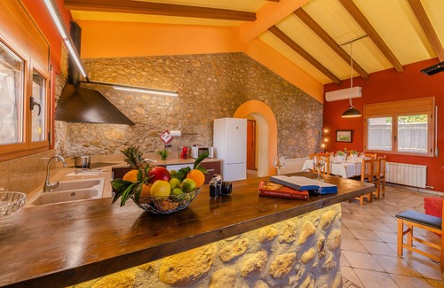 Cistella Cottage | idéal pour les familles Gîte de charme, avec un grand jardin et piscine