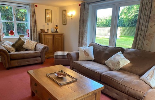 Plummers Plain Maison | Charming Country House, Heated Pool, Gated Entrance, Secure Parking, Sleeps 8