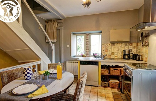 Montbrison Cottage | Gîte charmant avec étang privé, cheminée, draps inclus, jardin clos à Montbrison