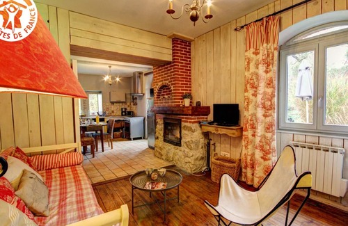 Montbrison Cottage | Gîte charmant avec étang privé, cheminée, draps inclus, jardin clos à Montbrison