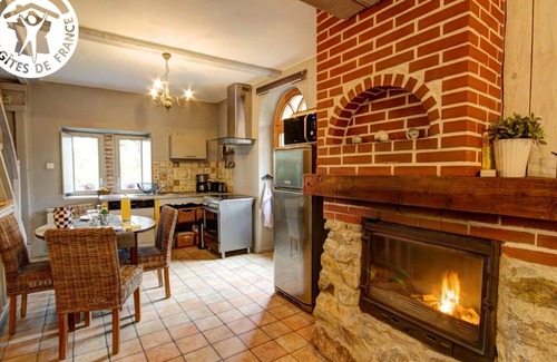 Montbrison Cottage | Gîte charmant avec étang privé, cheminée, draps inclus, jardin clos à Montbrison