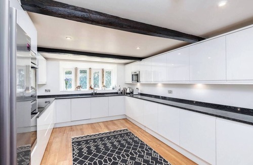 East Morton Maison | Charming Countryside Retreat with Hot Tub.