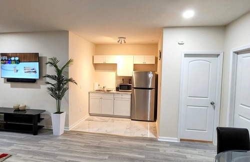 Glenarden Maison | Charming & cozi Basement in a Family-Friendly Lanham Neighborhood, MD.