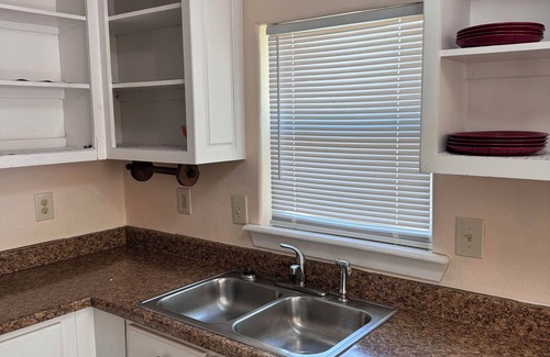 Tahlequah Maison | Charming Cozy 2-bedroom Riverside Home in fabulous Tahlequah with AC, WiFi