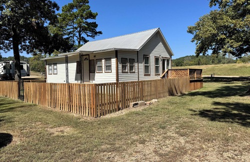 Tahlequah Maison | Charming Cozy 2-bedroom Riverside Home in fabulous Tahlequah with AC, WiFi