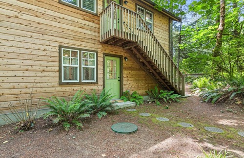 South Colby Cottage | Creekside Studio with Hot Tub and Quick Ferry to Seattle