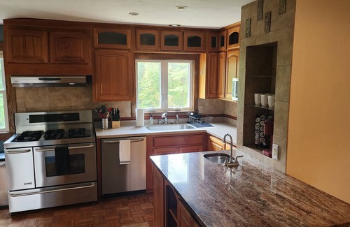 Richland Center Maison | Charming Crow Hill Cottage in welcoming Richland Center with BLOSSOMING garden