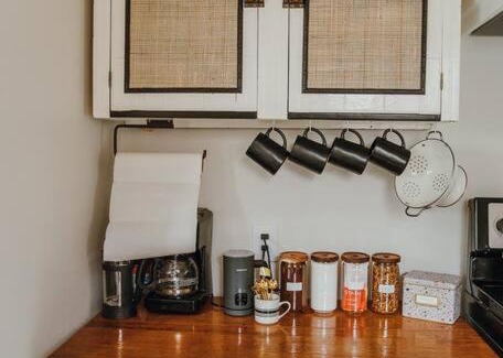 Carlton Maison | Charming Cuvée Cottage, 2 blocks to downtown!