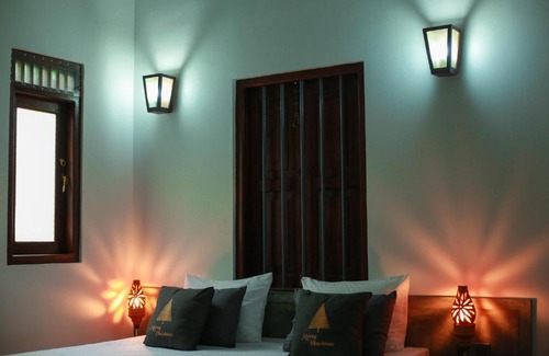 Weligama Cabine | Charming Dark Lodge In River