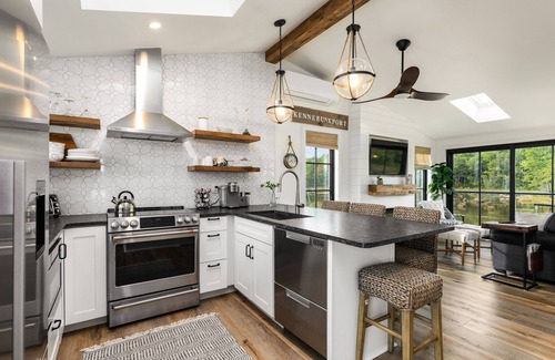 Kennebunkport Maison | Charming Designer Cottage on Marsh