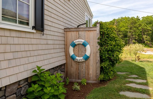 Kennebunkport Maison | Charming Designer Cottage on Marsh