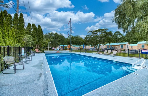 Kennebunk Cottage | Charmant chalet acceptant les chiens avec piscine partagée et bain à remous - marchez jusqu'à l'océan!