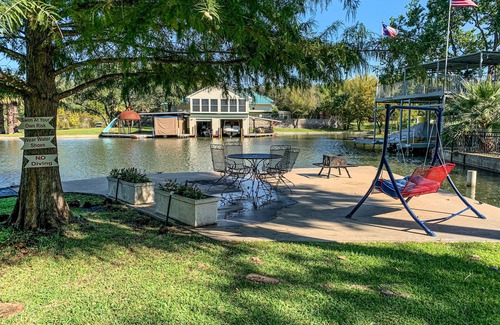 Kingsland Maison | Charming dog-friendly lakefront home with lake view, dock, & washer/dryer