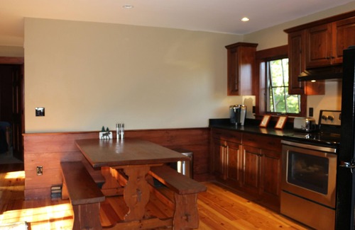 Waldoboro Maison | Charming Dog Friendly MidCoast Maine Coach House - Great WiFi, Clean & Cozy