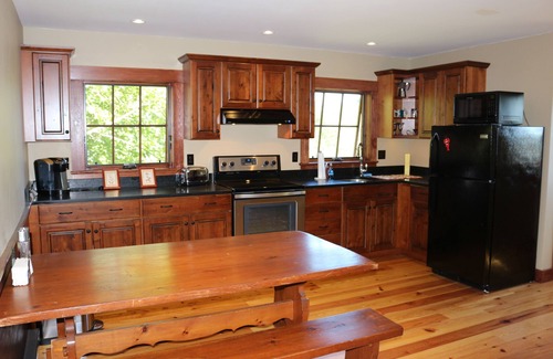 Waldoboro Maison | Charming Dog Friendly MidCoast Maine Coach House - Great WiFi, Clean & Cozy