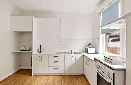 Carlton Maison | Charming Double Room - Prime Location in Carlton Supermarkets Nearby for Convenience - Shared Bathroom