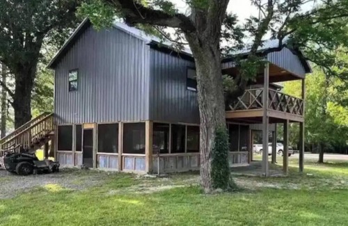 Gregory Cabine | Charming double suite cabin on the Red River near Searcy, AR