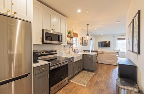 West Dundee Appartement | Charming Downtown Farmhouse Apartment #2