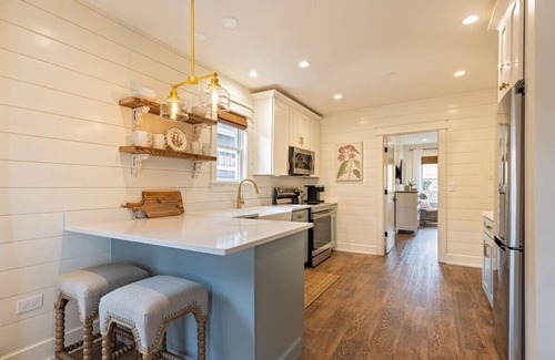 West Dundee Appartement | Charming Downtown Farmhouse Apartment #1