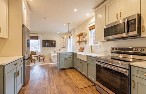 West Dundee Appartement | Charming Downtown Farmhouse Apartment #1