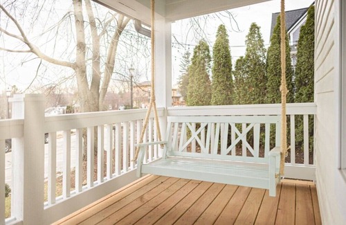 West Dundee Appartement | Charming Downtown Farmhouse Apartment #1