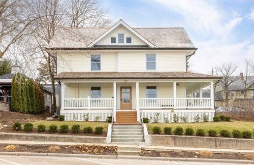 West Dundee Appartement | Charming Downtown Farmhouse Apartment #1