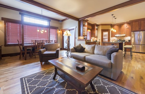 Frankfort Copropriété | Charming Downtown Frankfort Condo overlooking Betsie Bay