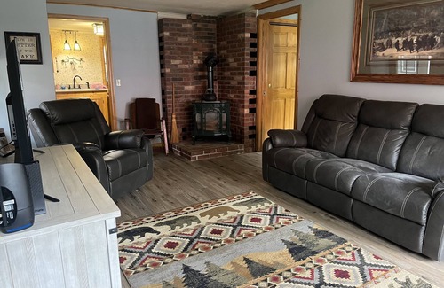 Eagle Bay Cottage | Charming Eagle Bay Cottage — 2 min walk to private Fourth Lake beach!
