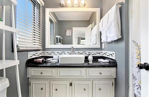 West Omaha Maison | Charming Elegance Getaway