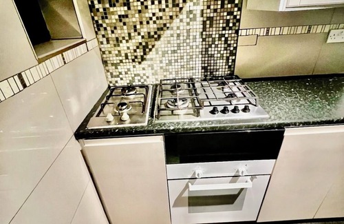 Valence Maison | Charming En-suite bedroom in peaceful House Dagenham with WiFi