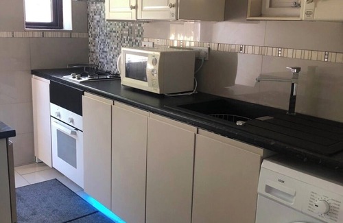 Valence Maison | Charming En-suite bedroom in peaceful House Dagenham with WiFi