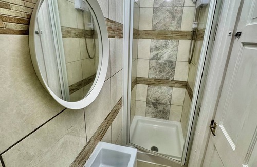 Valence Maison | Charming En-suite bedroom in peaceful House Dagenham with WiFi
