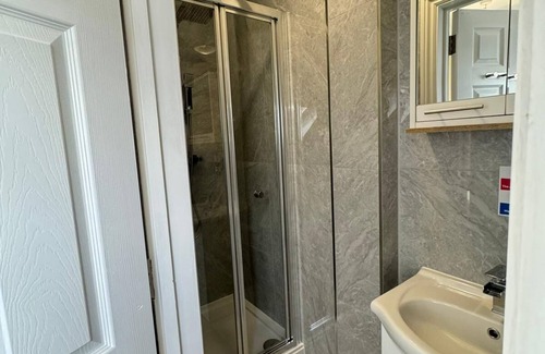 Beddington South Appartement | Charming Ensuite Room 1 with Garden Access in a 6 bed room apartment