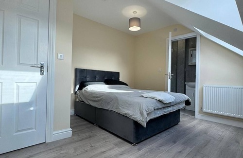 Beddington South Appartement | Charming Ensuite Room 1 with Garden Access in a 6 bed room apartment