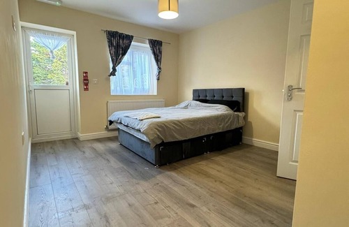 Beddington South Appartement | Charming Ensuite Room 1 with Garden Access in a 6 bed room apartment