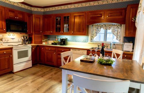 West Milton Maison | CHARMING EXECUTIVE VICTORIAN MANSION w/FREE PARKING - near Bucknell