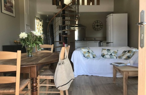 Saint-Andre-dʼApchon Cottage | Charmant gîte avec terrasse et piscine, ferme familiale, produits locaux, animaux acceptés
